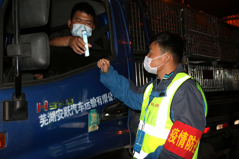 新一輪疫情發(fā)生后，安徽路橋迅速行動(dòng)，組織全體職工和勞務(wù)工人進(jìn)行全員核算檢測，筑牢疫情防控第一道防線。此外，還積極投身屬地疫情防控，踐行國企擔(dān)當(dāng)。