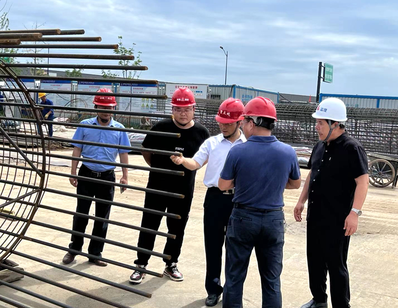 金寨縣委副書記、縣長張澗到史河（金寨段）防洪提升工程-7#防汛大橋項目檢查指導(dǎo)工作3