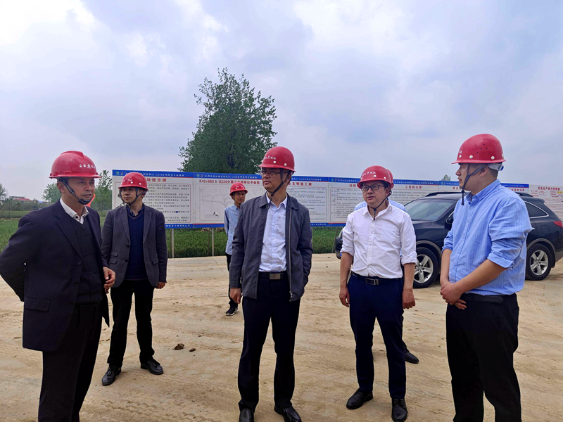 公司黨委副書(shū)記，工會(huì)主席王勝利到合周高速04標(biāo)指導(dǎo)工作并慰問(wèn)一線員工2